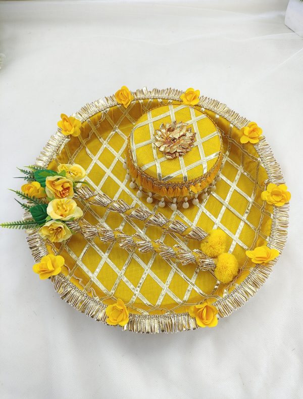 Beautiful yellow and gold steel platter for Haldi and Henna ceremonies, adorned with floral accents and decorative details The centerpiece features a beautifully crafted round box with pearl accents, perfect for holding Haldi, Henna wedding favor