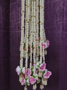 Beautifully crafted moti haar milni malas featuring pearls interspersed with gold accents and adorned with lush pink roses, ideal for traditional Punjabi milni gifts and wedding guest malas.