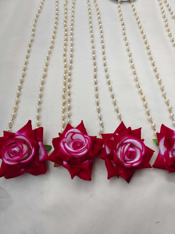 Crafted with red roses and pearl beads, this welcome milni mala is a perfect addition to any wedding ceremony. Suitable for nikah ceremonies, guest malas