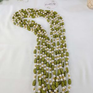 A beautifully detailed Welcome Milni Mala Moti Haar featuring Elachi and white and gold beads for weddings, guest welcomes, and bridesmaid gifts
