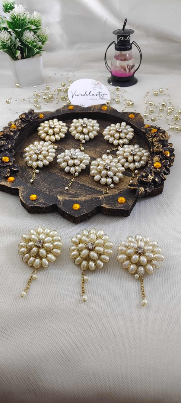 Delicate pearl brooches with a center rhinestone, for wedding attire, nikah ceremonies, and traditional wedding outfits.