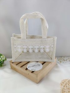 A rustic yet elegant jute bag featuring beautiful lace, suitable for wedding favor gifts, nikah ceremonies, and bridal showers. Ideal for bridesmaid gifts and wedding accessories.