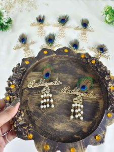 Featuring feather and delicate pearls, this brooch serves as a beautiful wedding favor or coat accessory. Perfect for groom side badges