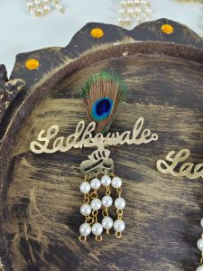 Featuring beautiful pearls and a graceful feather, this Ladkewale brooch is ideal for baaratis and groom side badges